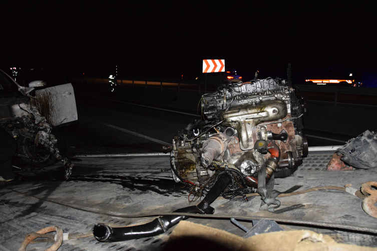 Konya'da bariyerlere çarpan otomobilin motoru yerinden fırladı: 5 yaralı